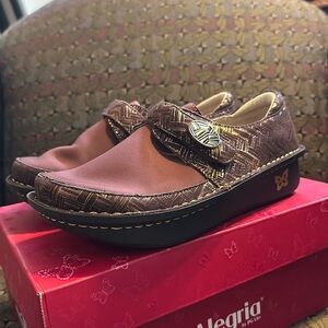 Alegria shoes Dena 37W in interlockin’ choco
